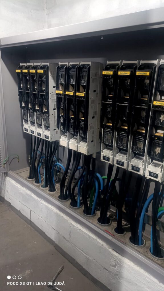 Chaves seccionadoras Holec do centro de medição coletivo — vista detalhada após limpeza